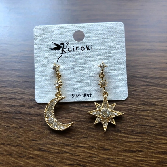 💎✨ Luna Gold Plated Earrings - Picture 3 of 6